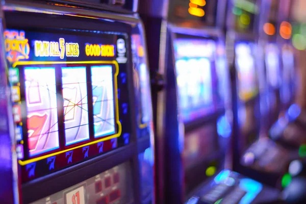 Sic Bo dice layout and betting options